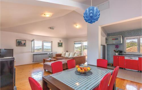 Posezení v ubytování Three-Bedroom Apartment In Rogotin