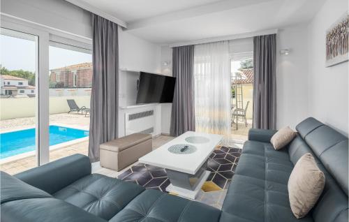 Bazén v ubytovaní 3 Bedroom Lovely Home In Porec alebo v jeho blízkosti