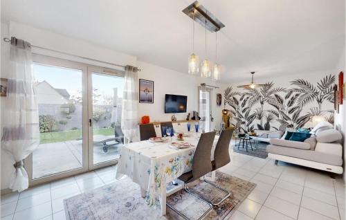 un salon avec une table et un canapé dans l'établissement Awesome Home In Saint-Malo With Wifi, à Saint-Malo