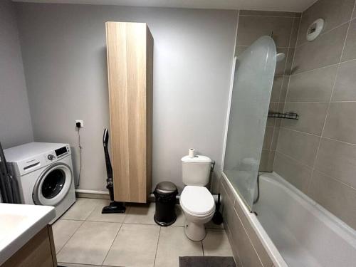 La salle de bains est pourvue de toilettes et d'un lave-linge. dans l'établissement Le Copenhague - Parking privé, à Arras
