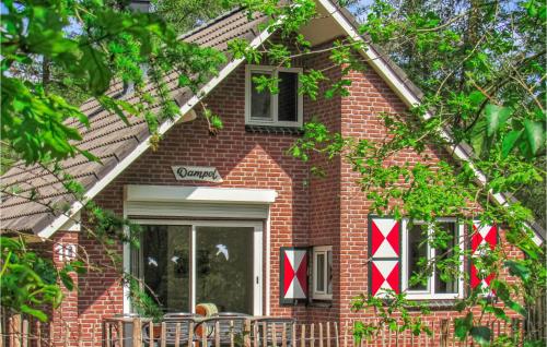 una casa de ladrillo con cruces rojas en las ventanas en Dampol, en Ommen