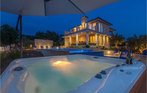 Πισίνα στο ή κοντά στο Amazing Home In Malinska With Sauna