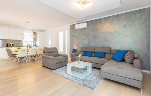 Χώρος καθιστικού στο Amazing Home In Malinska With Sauna