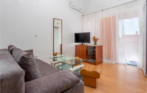Televízia a/alebo spoločenská miestnosť v ubytovaní Beautiful Apartment In Krk With Kitchen