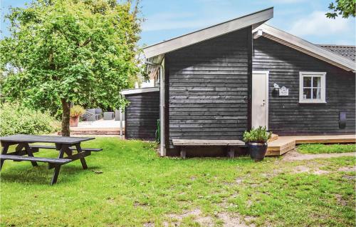 ein Picknicktisch vor einem kleinen Haus in der Unterkunft Holiday Home Kystagervej Odder Iv in Odder