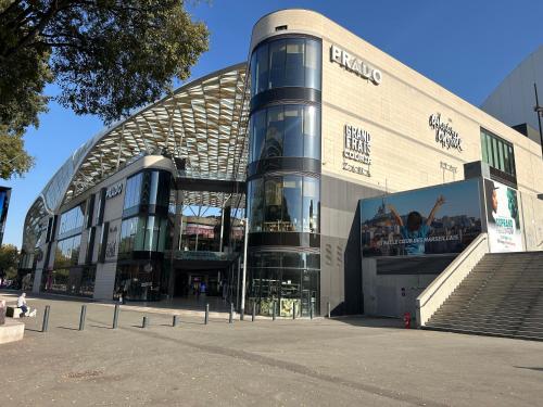 Appartement Standing, Parkings devant le Velodrome