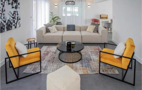 un salon avec un canapé, une table et des chaises dans l'établissement Cozy Home In La Chapelle-Vendômoise, à La Chapelle-Vendômoise