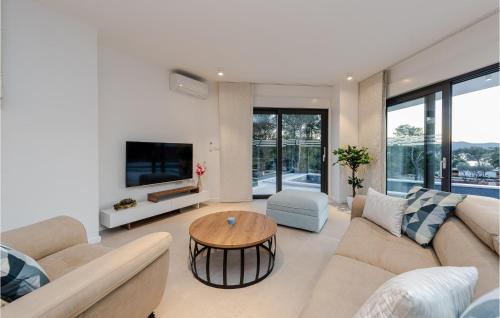 una sala de estar con un sofá y una mesa en Awesome Home In Biograd Na Moru, en Biograd na Moru