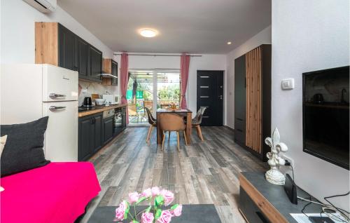 Η κουζίνα ή μικρή κουζίνα στο 1 Bedroom Nice Home In Peroj