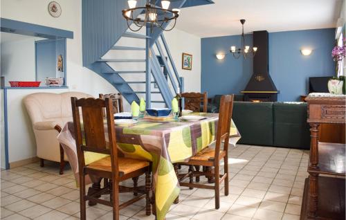 une salle à manger avec une table et des chaises et un escalier dans l'établissement 2 Bedroom Stunning Home In Pleubian, à Pleubian