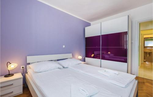 Postel nebo postele na pokoji v ubytování 2 Bedroom Beautiful Apartment In Lovran