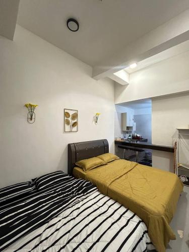 Una cama o camas en una habitación de D'Anggun Studio