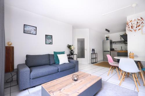 a living room with a couch and a table at Gemütliche 2Zi. Wohnung in Seligenstadt