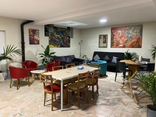 - un restaurant avec des tables, des chaises et un canapé dans l'établissement Paris City Flat 71 M carre Appt 101 F3 Grd Paris, à Alfortville