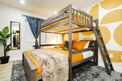 Ένα ή περισσότερα κρεβάτια σε δωμάτιο στο Star Motel Unit 4- Premier Downtown Hotel Luxury 1br Private Oasis