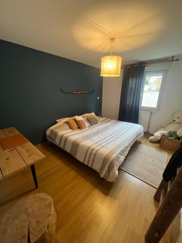 une chambre avec un grand lit dans une pièce dans l'établissement Résidence Aquarelle, appartement spacieux et chaleureux, grande terrasse, à Besançon