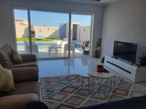TV a/nebo společenská místnost v ubytování Superbe villa Dawsser avec piscine sans aucun vis à vis