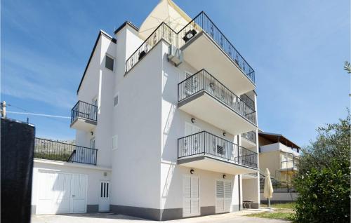 3 Bedroom Cozy Apartment In Podstrana