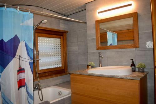 Kúpeľňa v ubytovaní Appartement cosy avec lits faits à l'arrivée