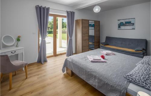 a bedroom with a bed and a couch and a table at Stunning Home In Bale With Wifi in Bale