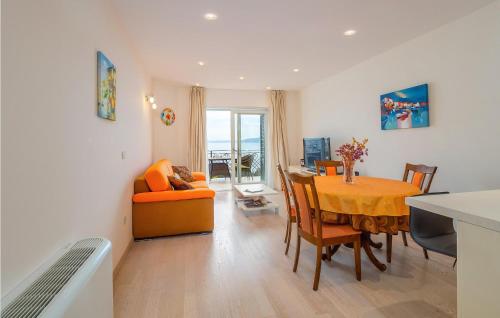 Et opholdsområde på Stunning Apartment In Moscenicka Draga