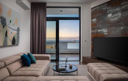 a living room with a couch and a flat screen tv at Awesome Apartment In Zidarici With Wifi in Vantačići