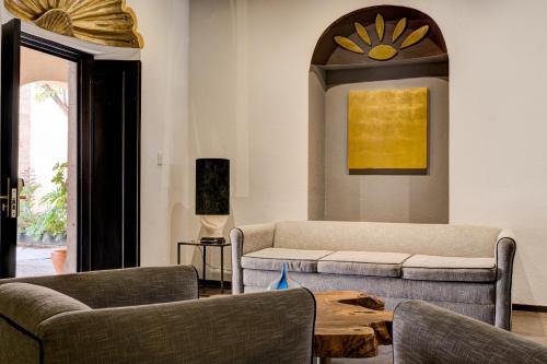 a living room with a couch and a table at El Mesón de Santa Rosa in Querétaro