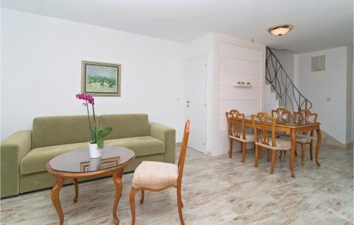 Posedenie v ubytovaní 3 Bedroom Lovely Apartment In Omis