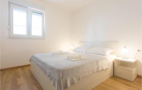 2 Bedroom Stunning Apartment In Makarska