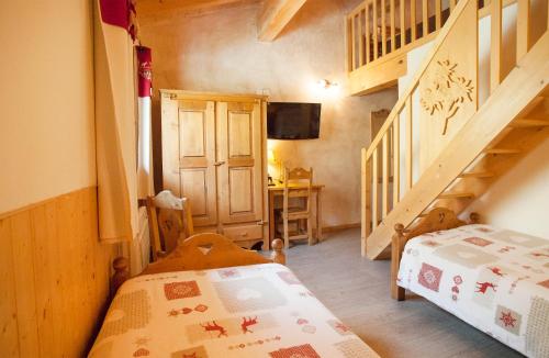 - une petite chambre avec 2 lits et un escalier dans l'établissement Hôtel La Vanoise, à Bessans
