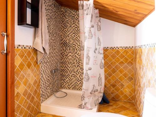 a shower with a shower curtain in a bathroom at Espacioso y luminoso duplex con buhardilla in Valdelinares