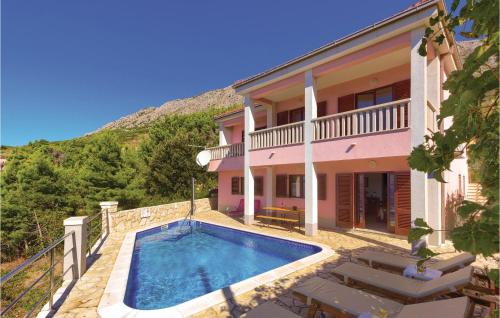 Bazén v ubytování Holiday Home Lokva Rogoznica Ya-1961 nebo v jeho okolí