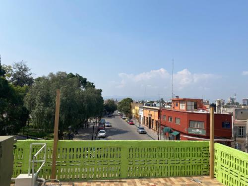 un balcone con una staccionata verde e una strada di Departamento Céntrico a San Luis Potosí