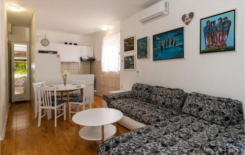 Posezení v ubytování 1 Bedroom Stunning Apartment In Komarna
