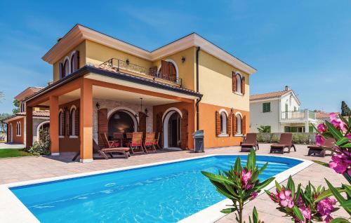 Three-Bedroom Holiday Home In Vabriga