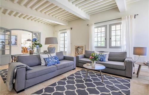 ein Wohnzimmer mit zwei Sofas und einem Tisch in der Unterkunft L'amandier in Saint-Rémy-de-Provence