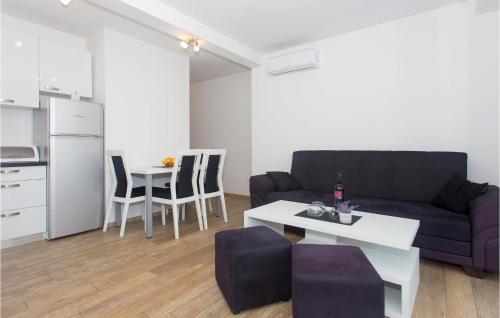 2 Bedroom Stunning Apartment In Makarska