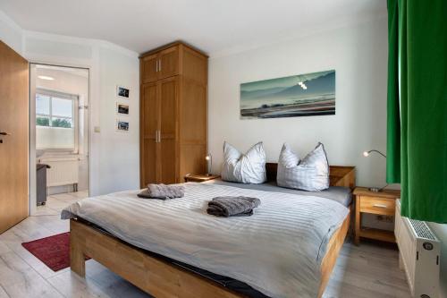 Un dormitorio con una cama con dos almohadas encima. en Bäckerhus - Ferienwohnung 3, en Wiek auf Rügen