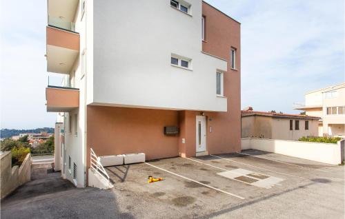 2 Bedroom Stunning Apartment In Makarska