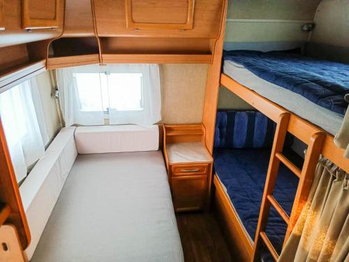 Postel nebo postele na pokoji v ubytování Santa's winter Caravan-Kabe Smaragd