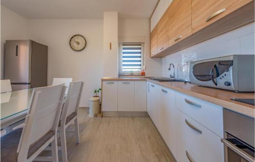 Cozy Apartment In Zadar With Wifi