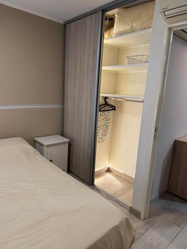 - une chambre avec un lit et un placard ouvert dans l'établissement appartement proche de la mer, à Cannes