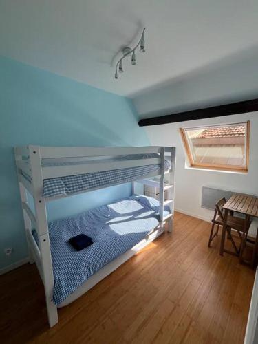 Ce lit superposé se trouve dans un dortoir doté d'une table. dans l'établissement Maison de ville centre Arcachon, à Arcachon