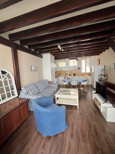 un salon avec un canapé et une table dans l'établissement Maison de ville centre Arcachon, à Arcachon