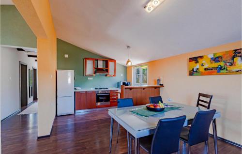 a kitchen and dining room with a table and chairs at Cozy Apartment In Vela Luka in Vela Luka