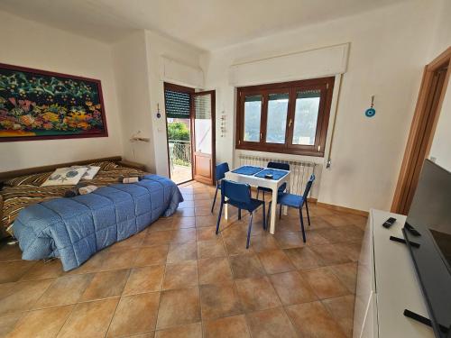 Un pat sau paturi într-o cameră la La Casa di Mario a San Lorenzo al mare