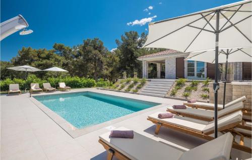 Bazén v ubytovaní Stunning Home In Umag With Wifi alebo v jeho blízkosti