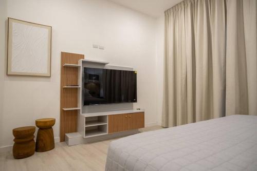 a bedroom with a television on a entertainment center at Espectacular apartamento frente al mar in Omoa