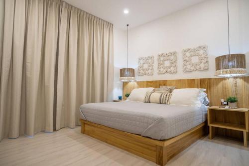a bedroom with a bed and two pendant lights at Espectacular apartamento frente al mar in Omoa