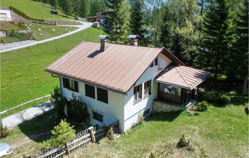 una vista aérea de una casa con techo en Authentisches Ferienhaus, en Leutasch